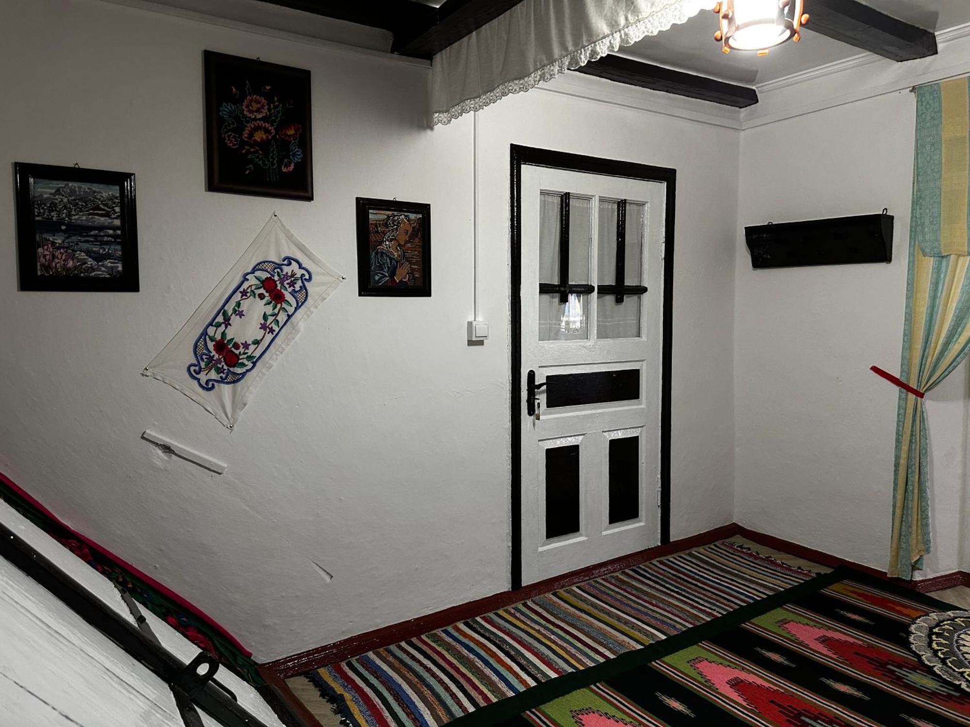 La Madalina Acomodação com café da manhã Selemet Exterior foto